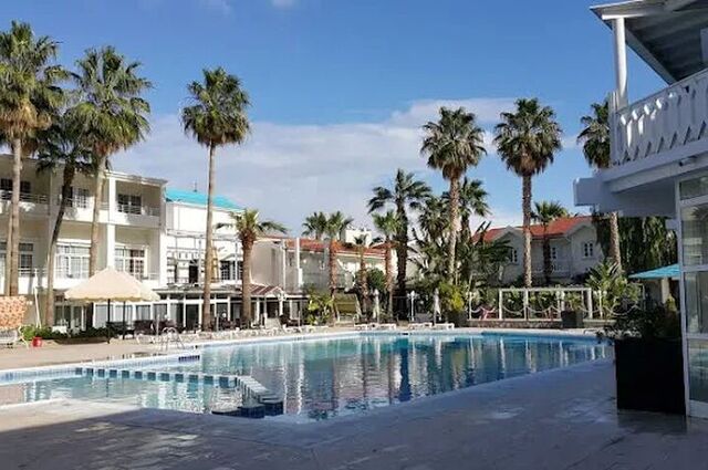 La Hotel & Resort