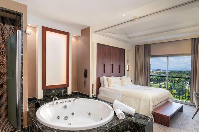 Cratos Premium Hotel & Casino